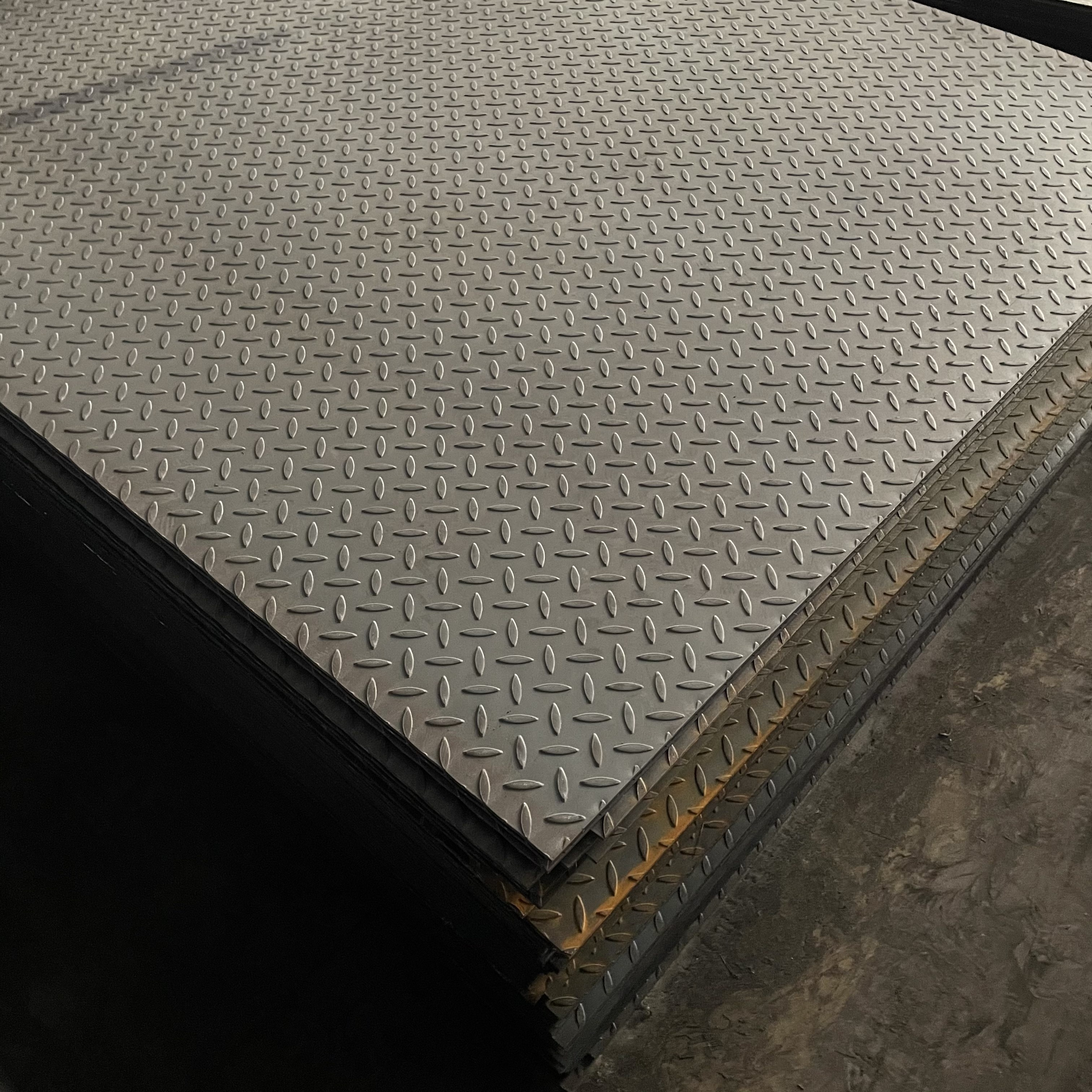 Export Hot Rolled Customized Embossing Diamond Metal Sheet Steel Truck Floor Plate
